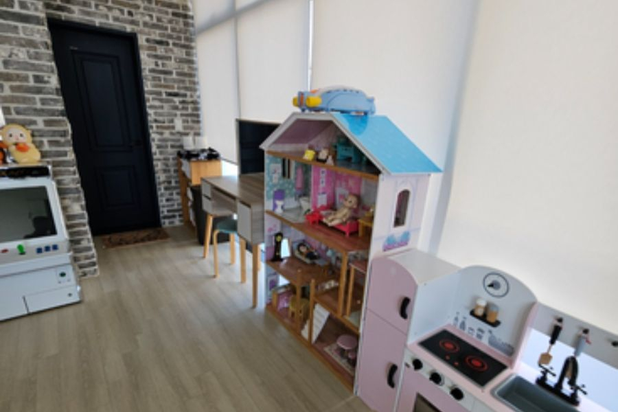 room detail thumbnail 2