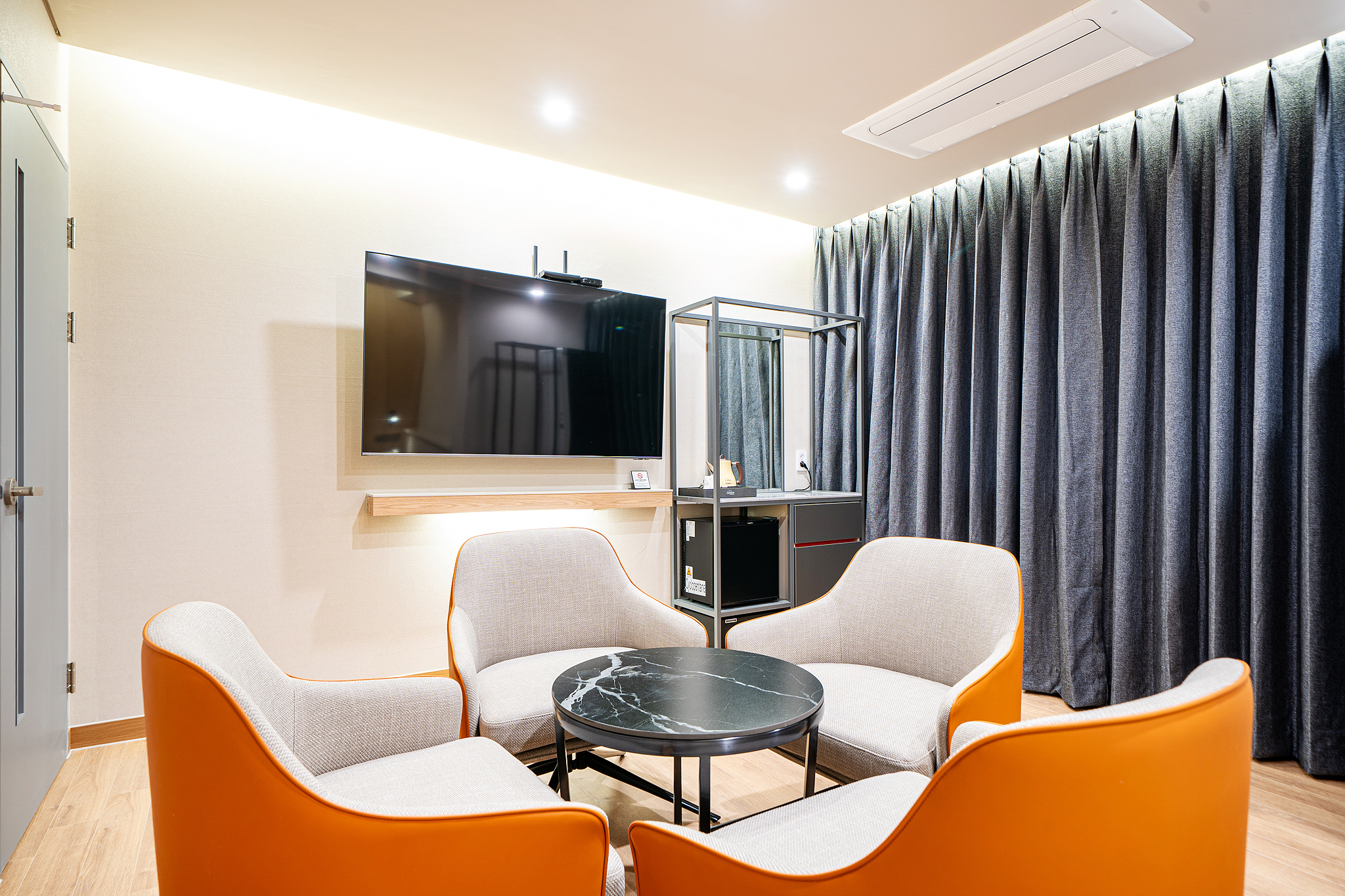 room detail thumbnail 2