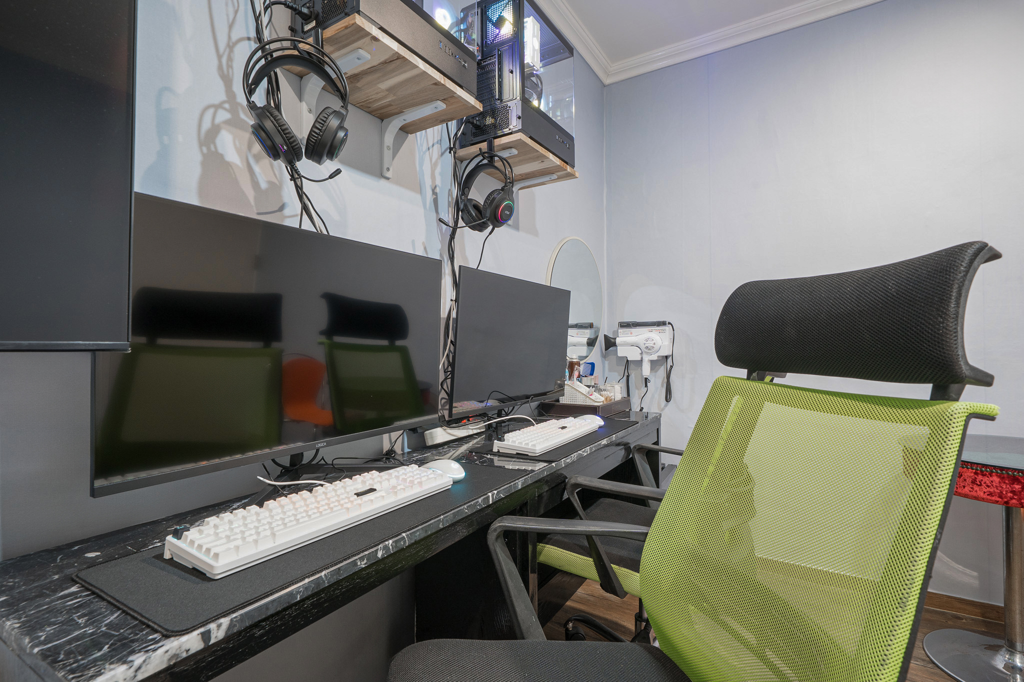 room detail thumbnail 1