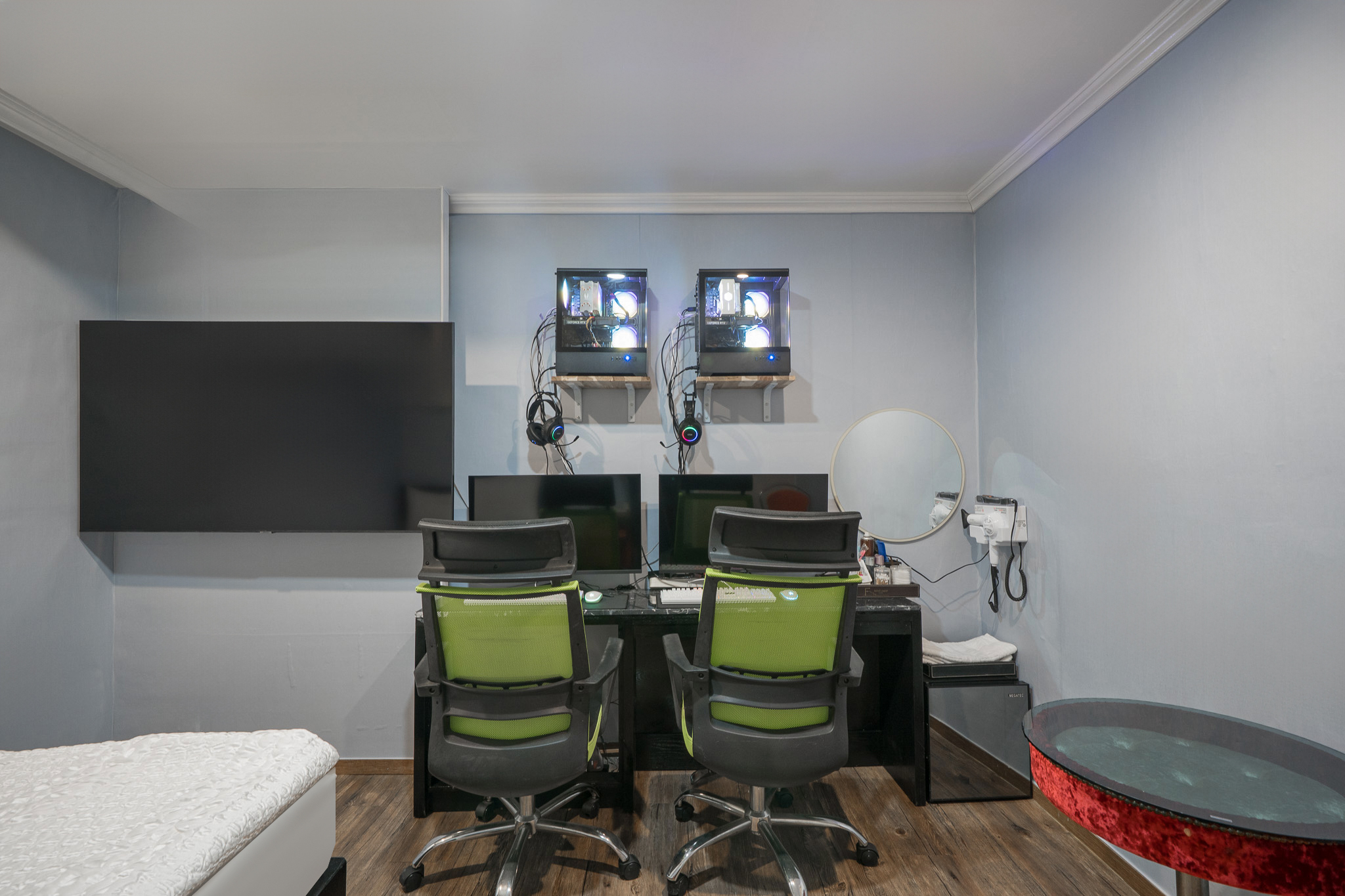 room detail thumbnail 2