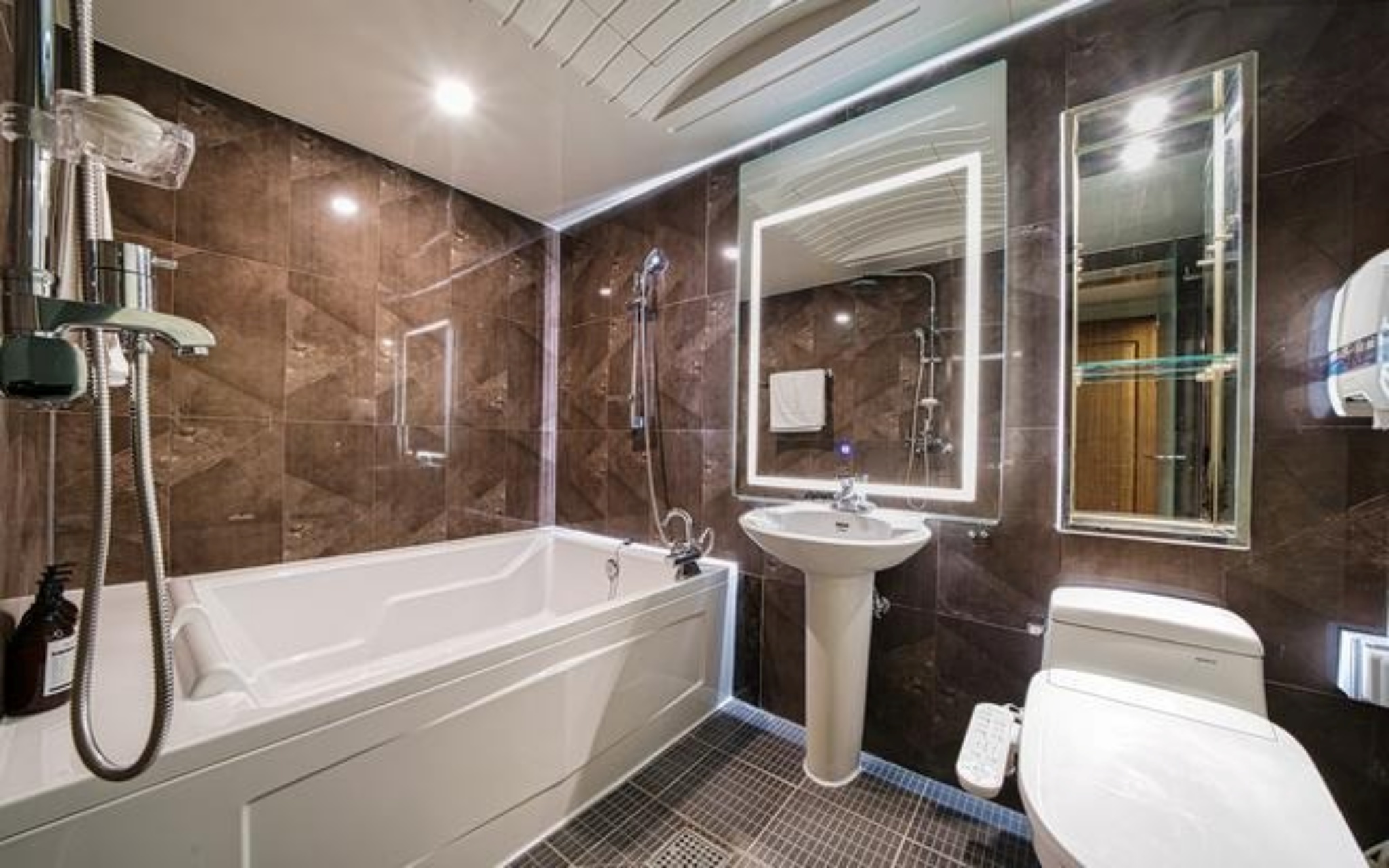 room detail thumbnail 2