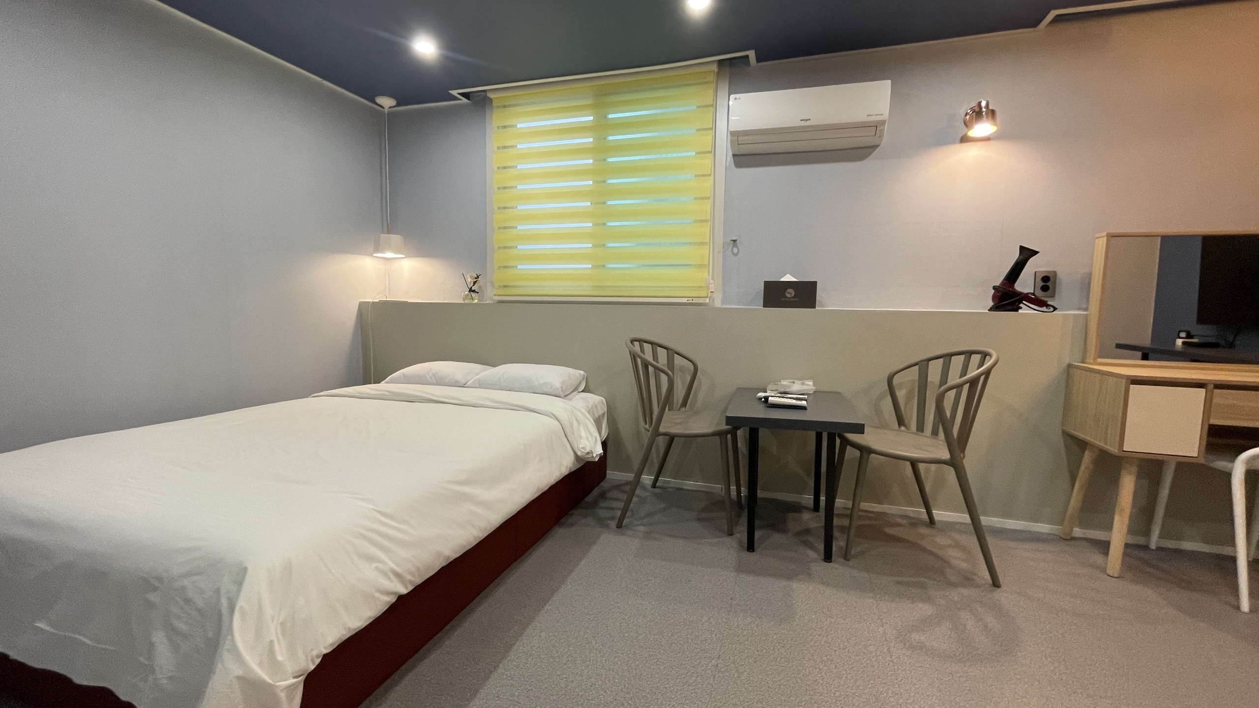 room detail thumbnail 2