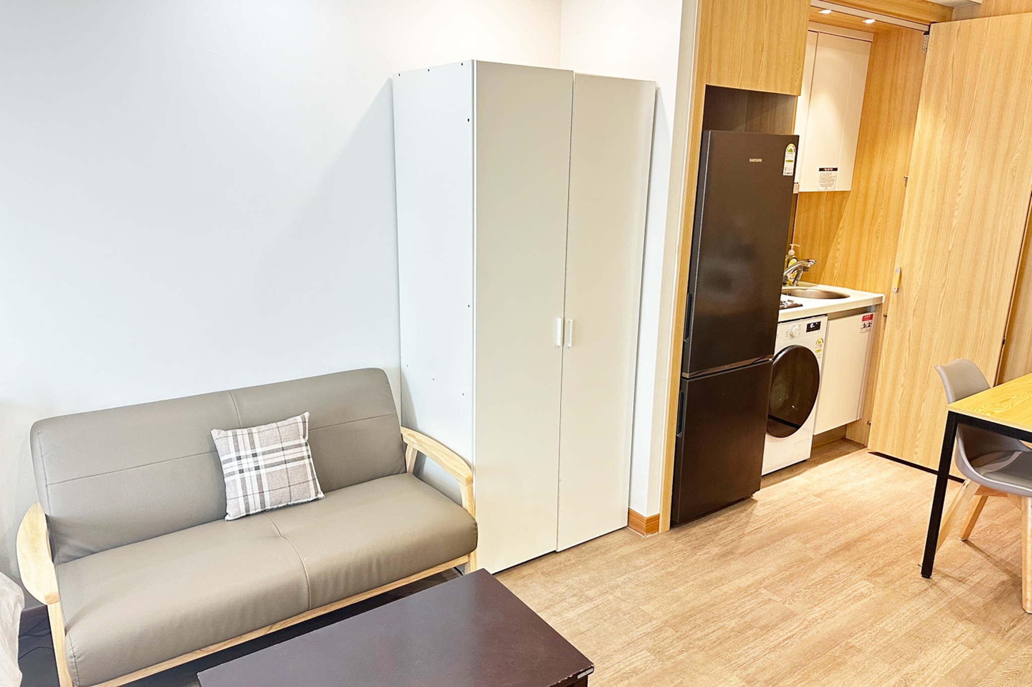 room detail thumbnail 2