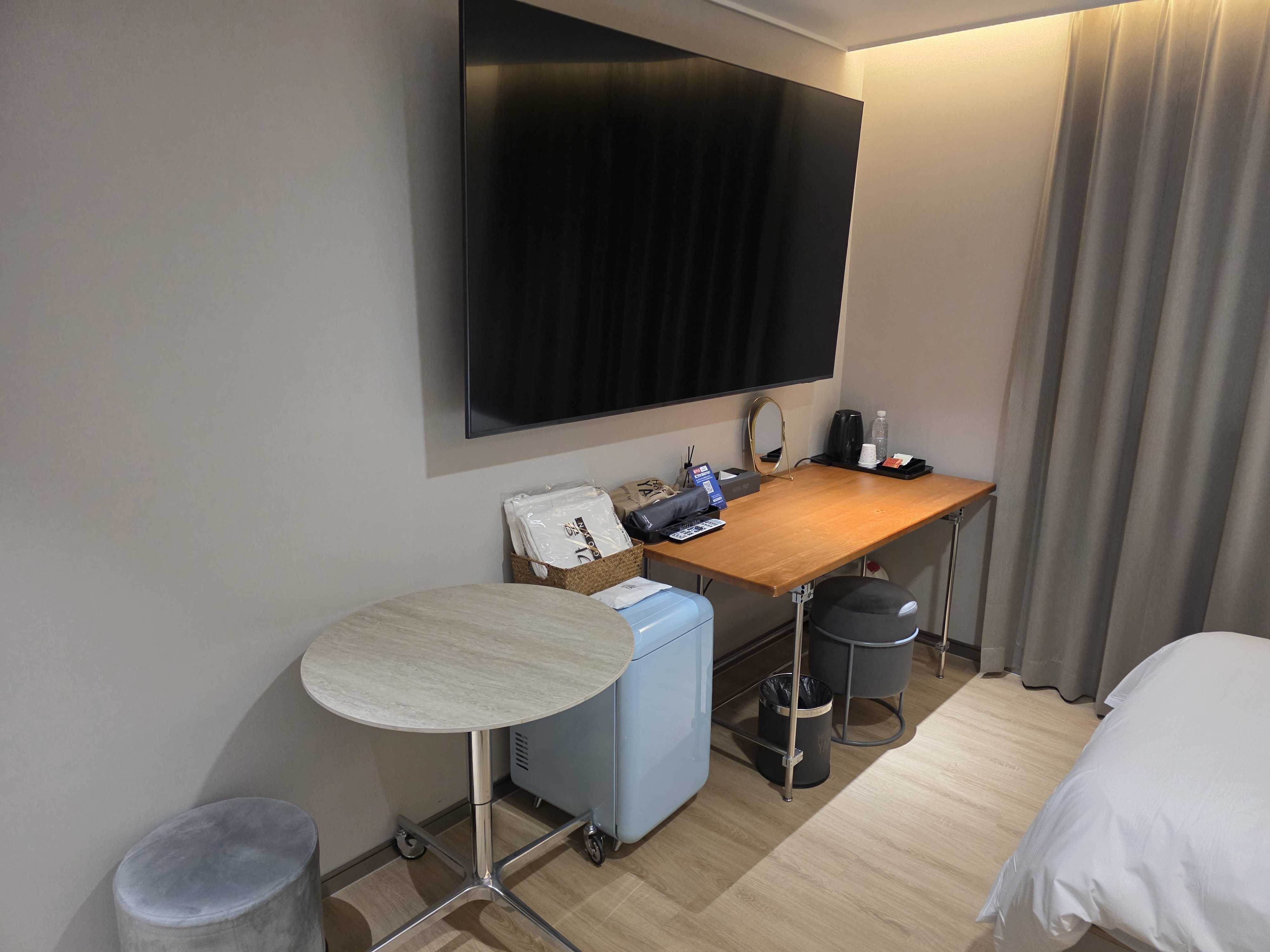 room detail thumbnail 2