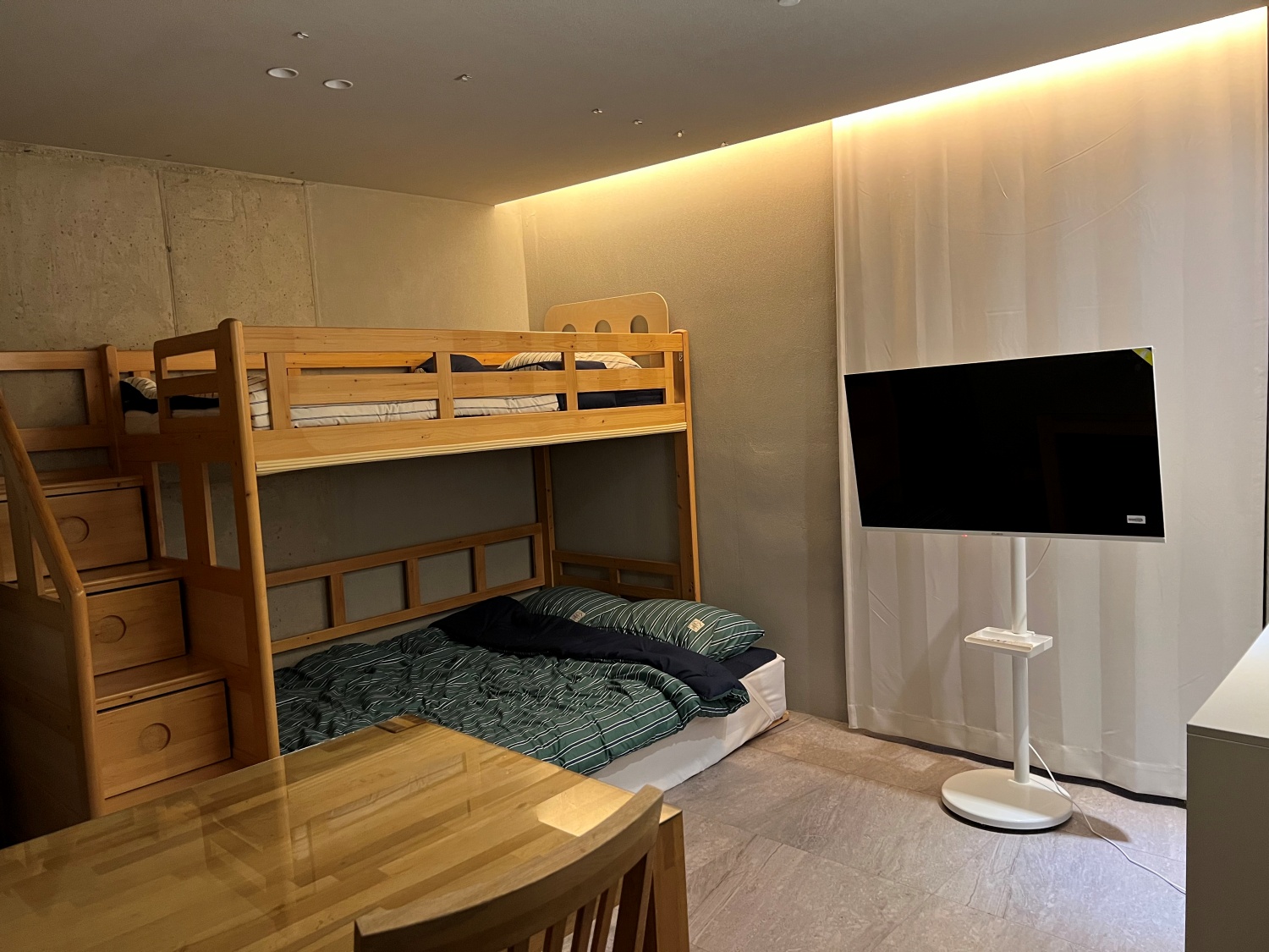 room detail thumbnail 2