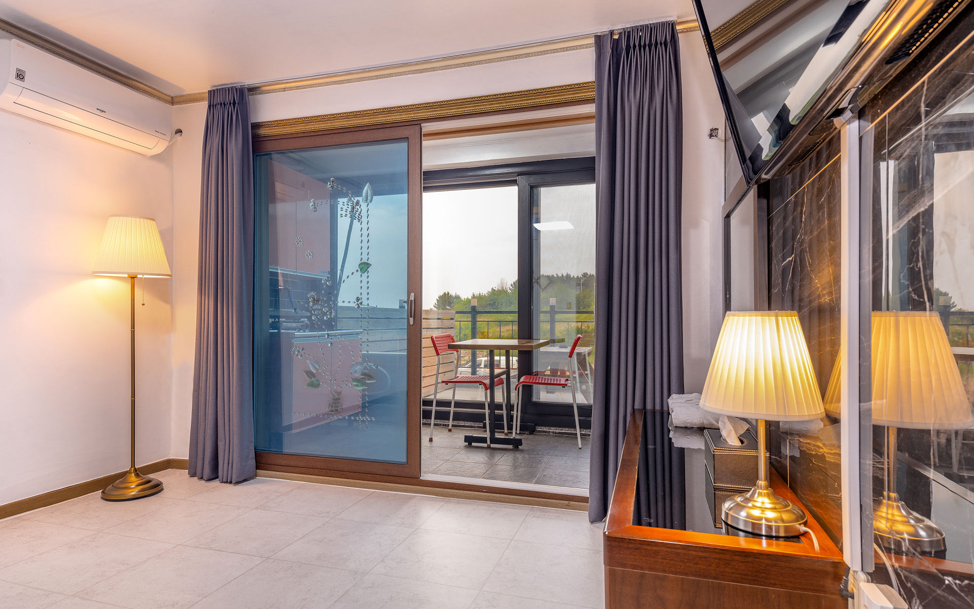 room detail thumbnail 2