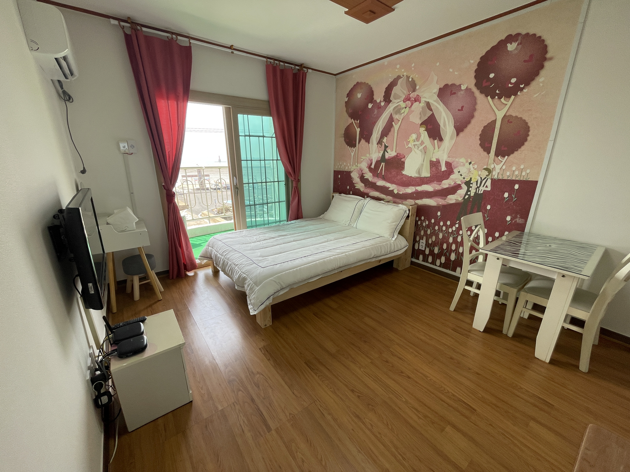 room detail thumbnail 2