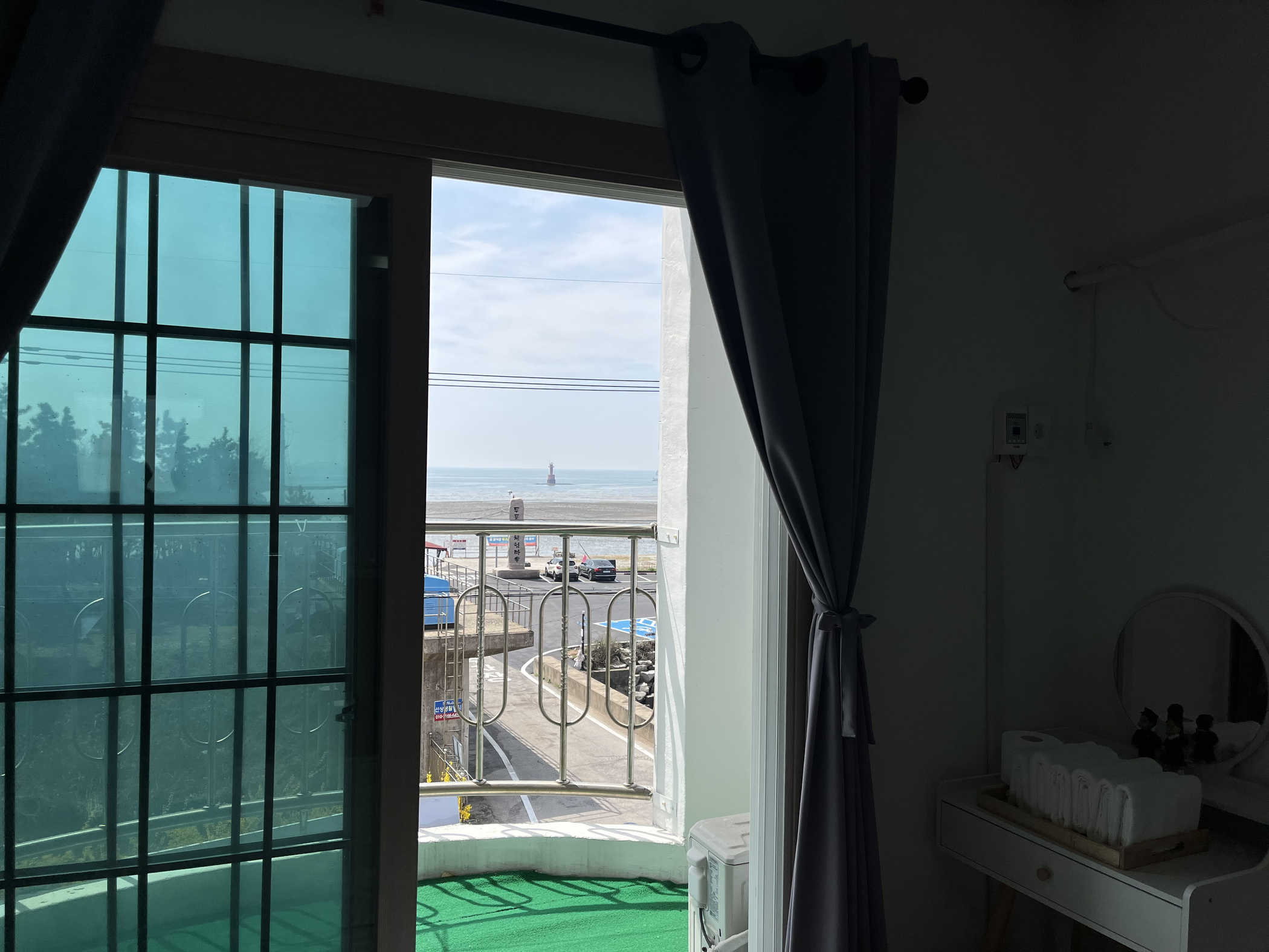 room detail thumbnail 2