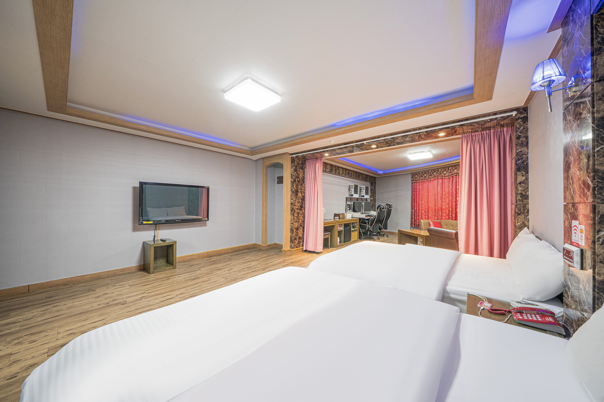 room detail thumbnail 2