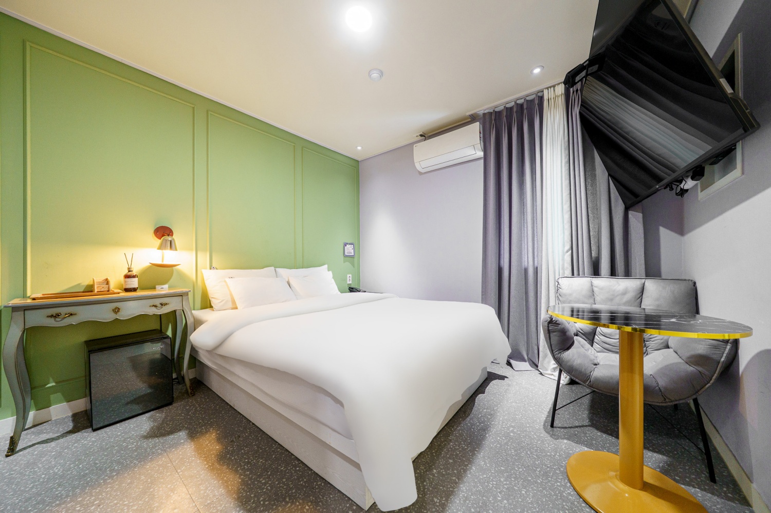 room detail thumbnail 2