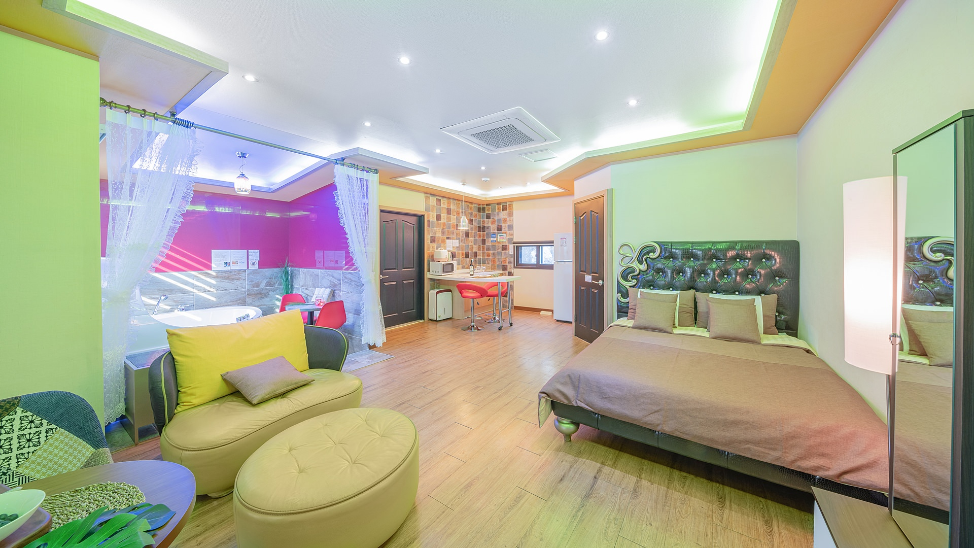 room detail thumbnail 2