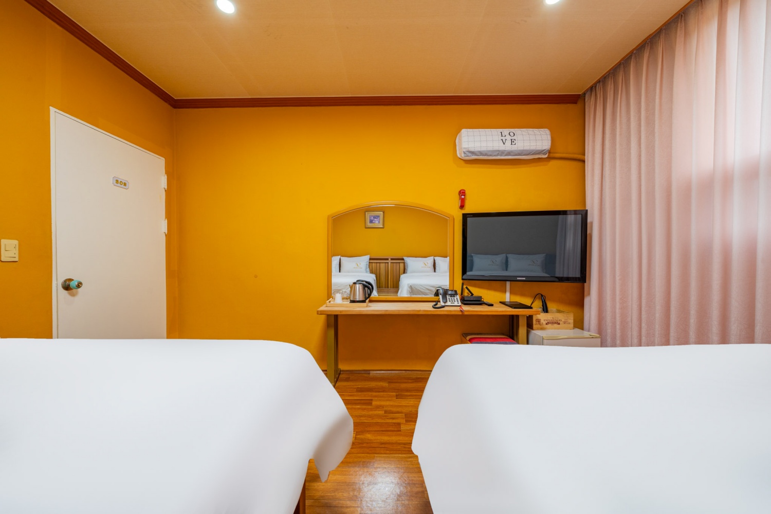 room detail thumbnail 2