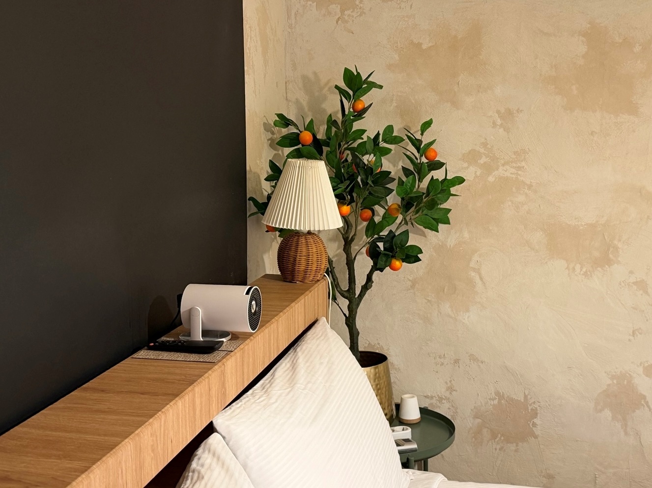 room detail thumbnail 2