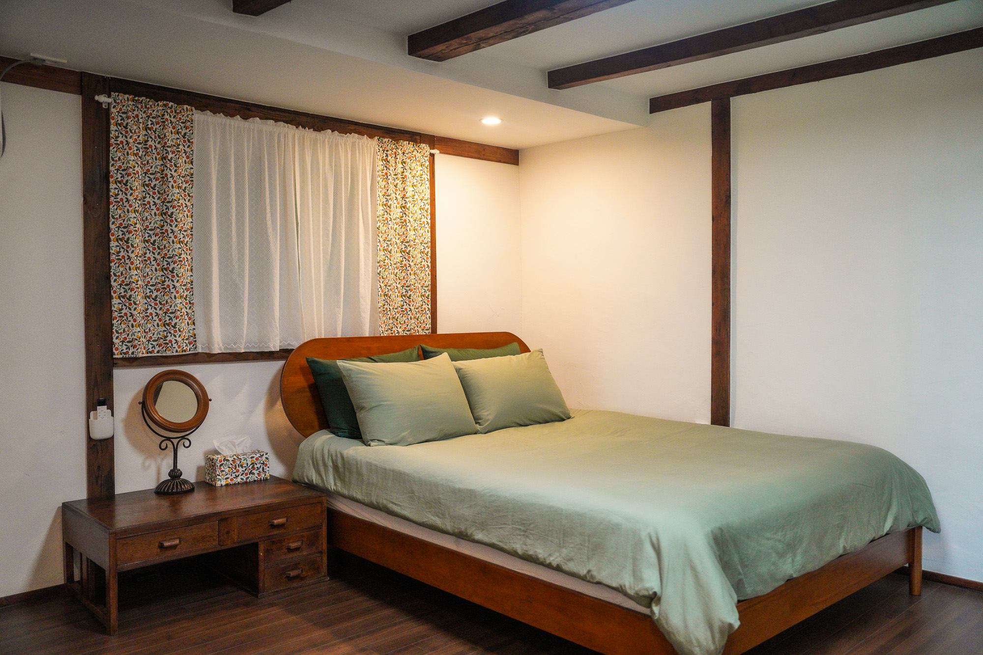 room detail thumbnail 2