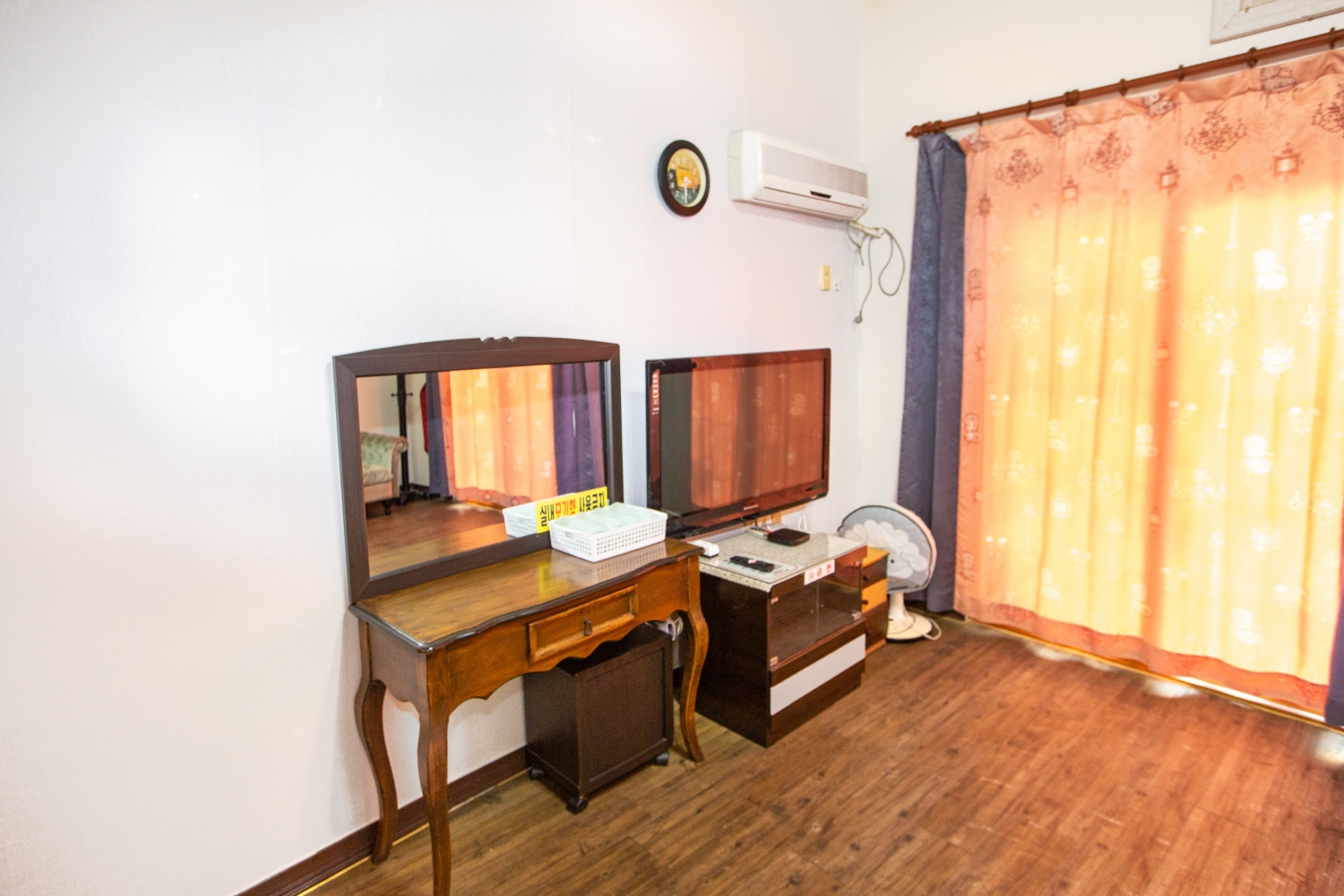room detail thumbnail 2