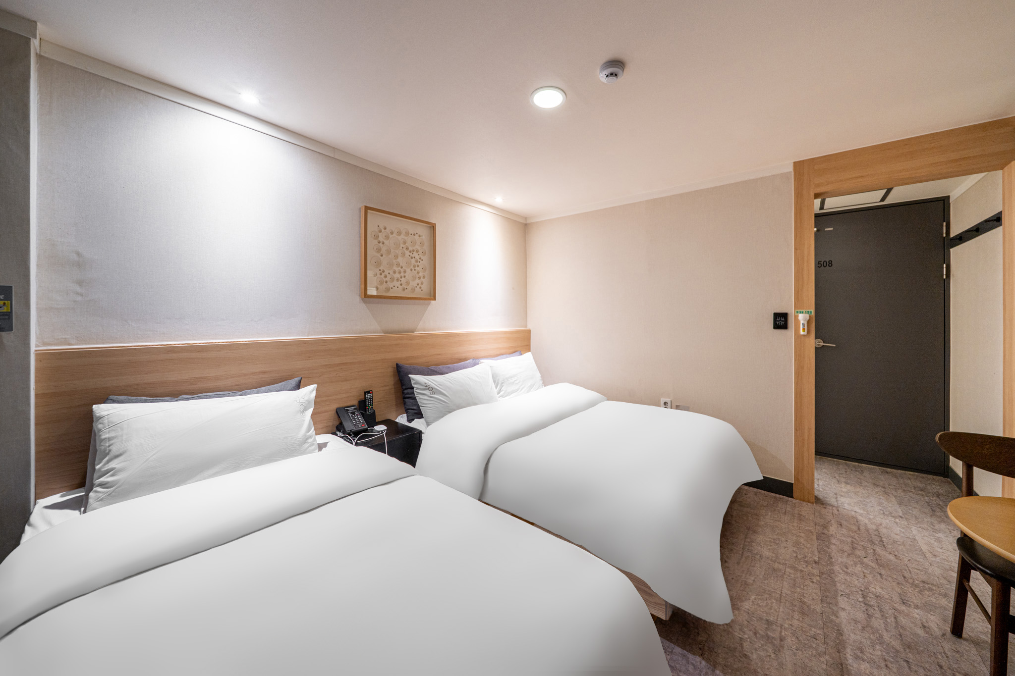 room detail thumbnail 2