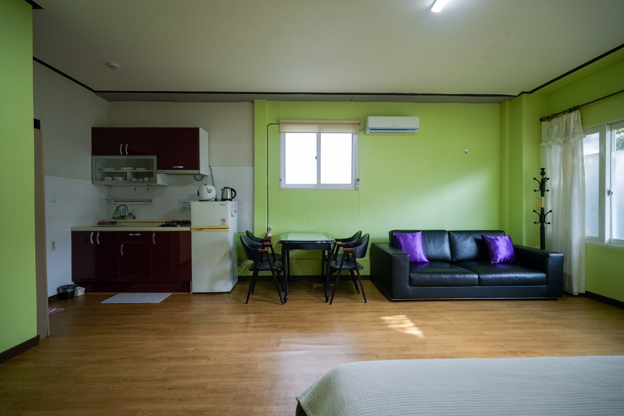 room detail thumbnail 2