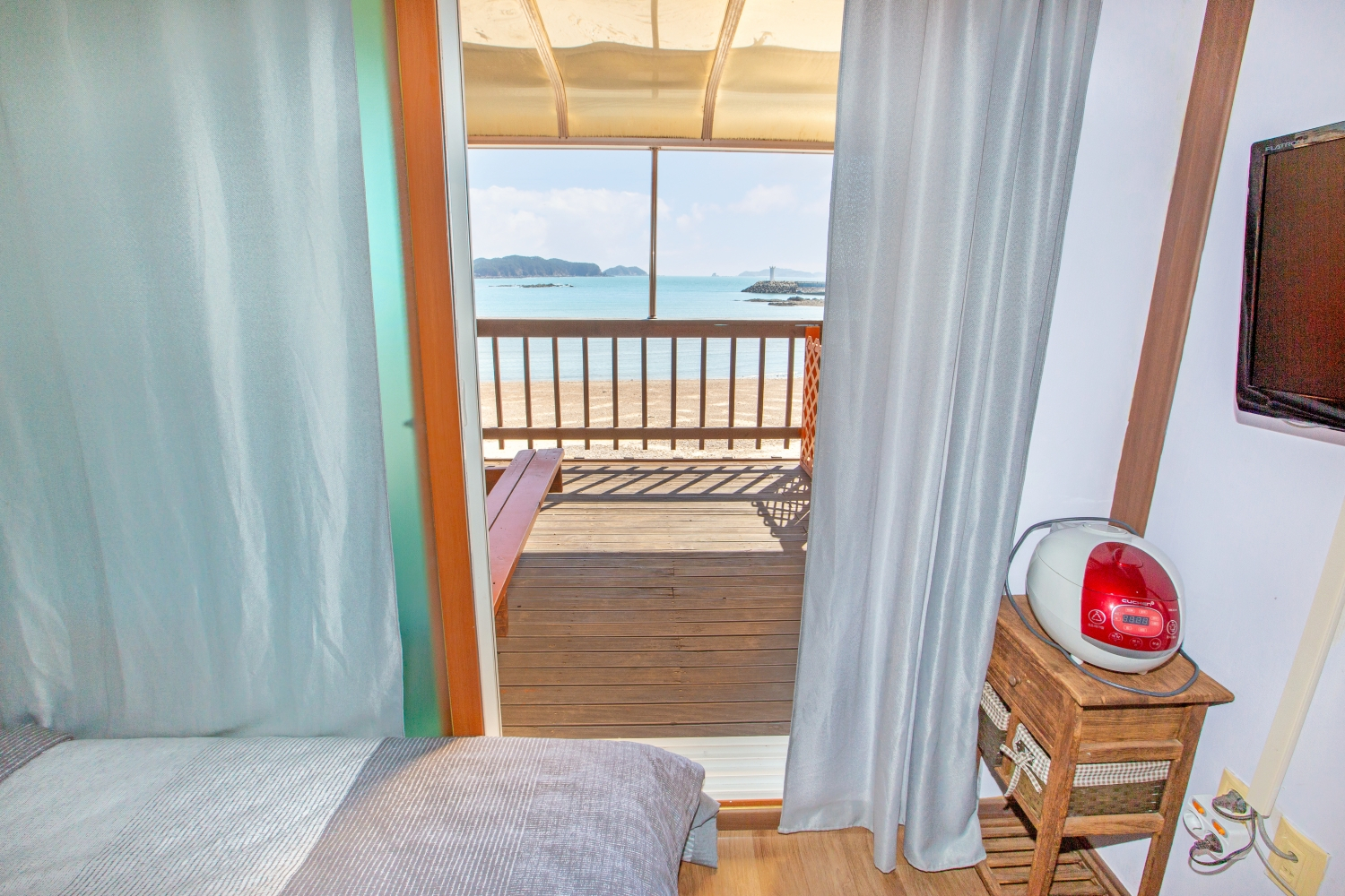 room detail thumbnail 2