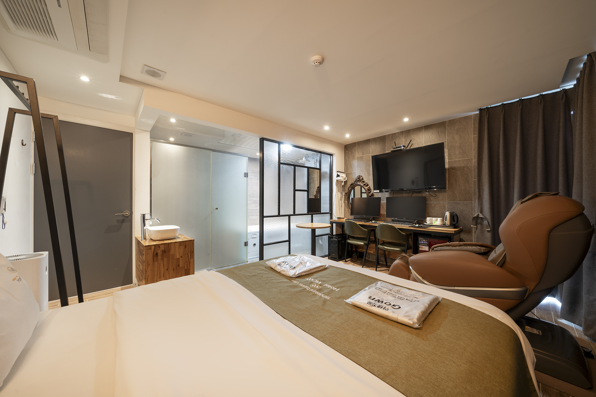 room detail thumbnail 2