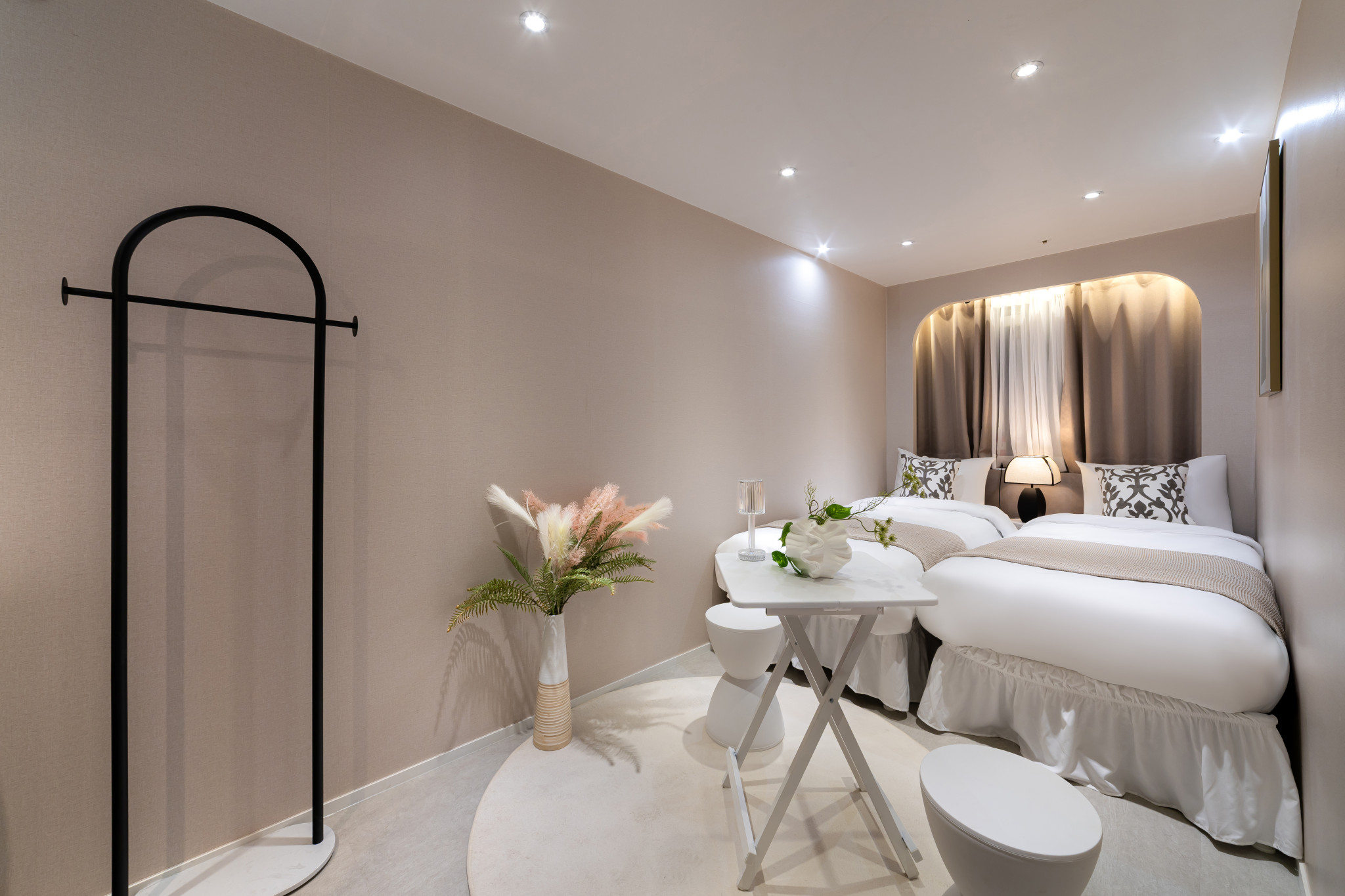 room detail thumbnail 1