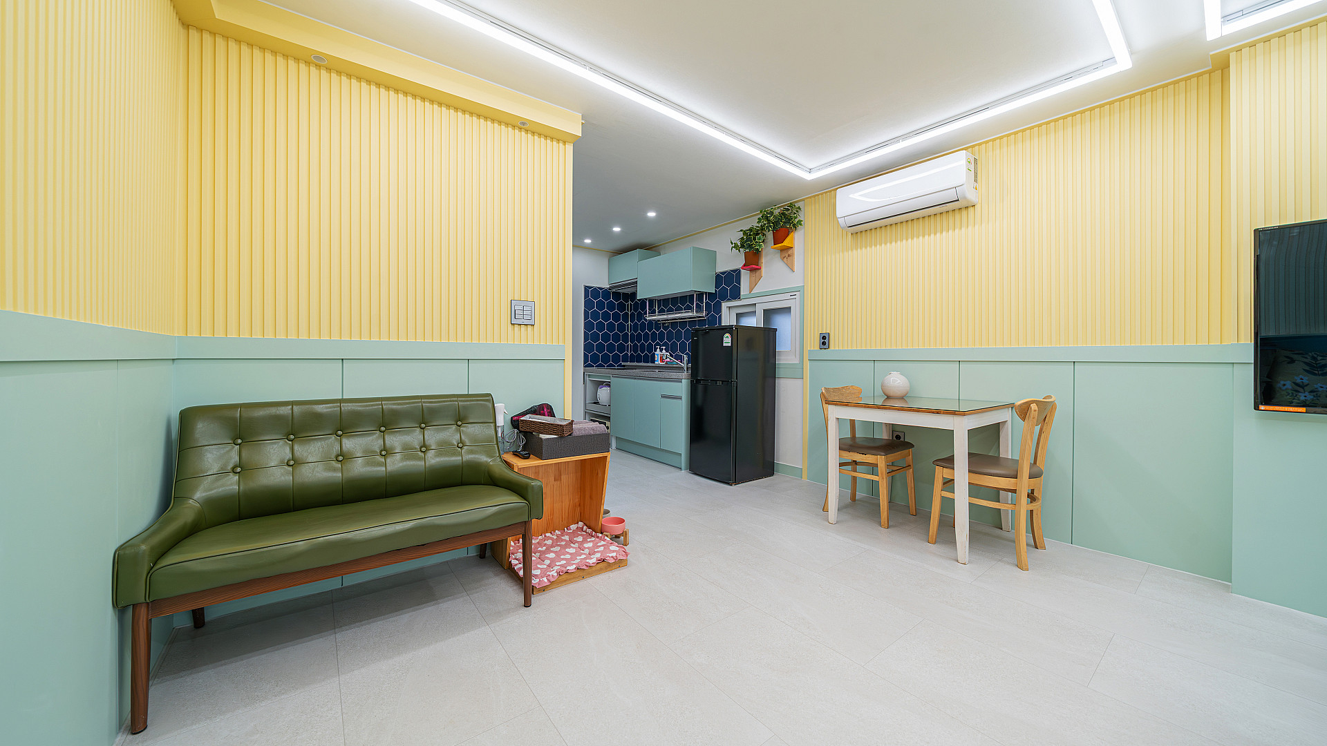 room detail thumbnail 2