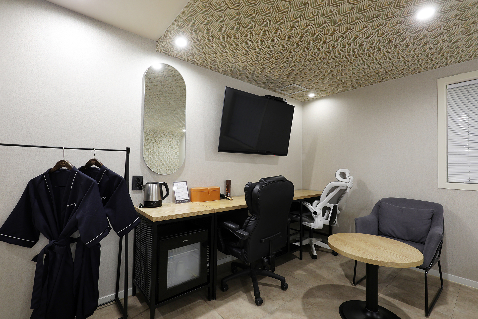 room detail thumbnail 2