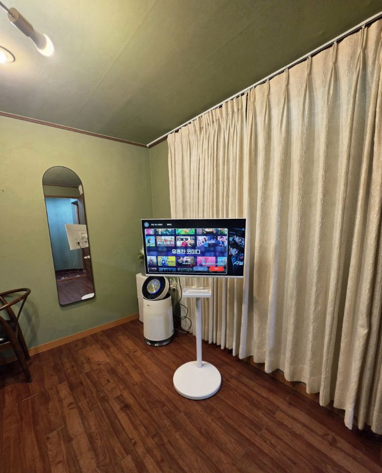 room detail thumbnail 1