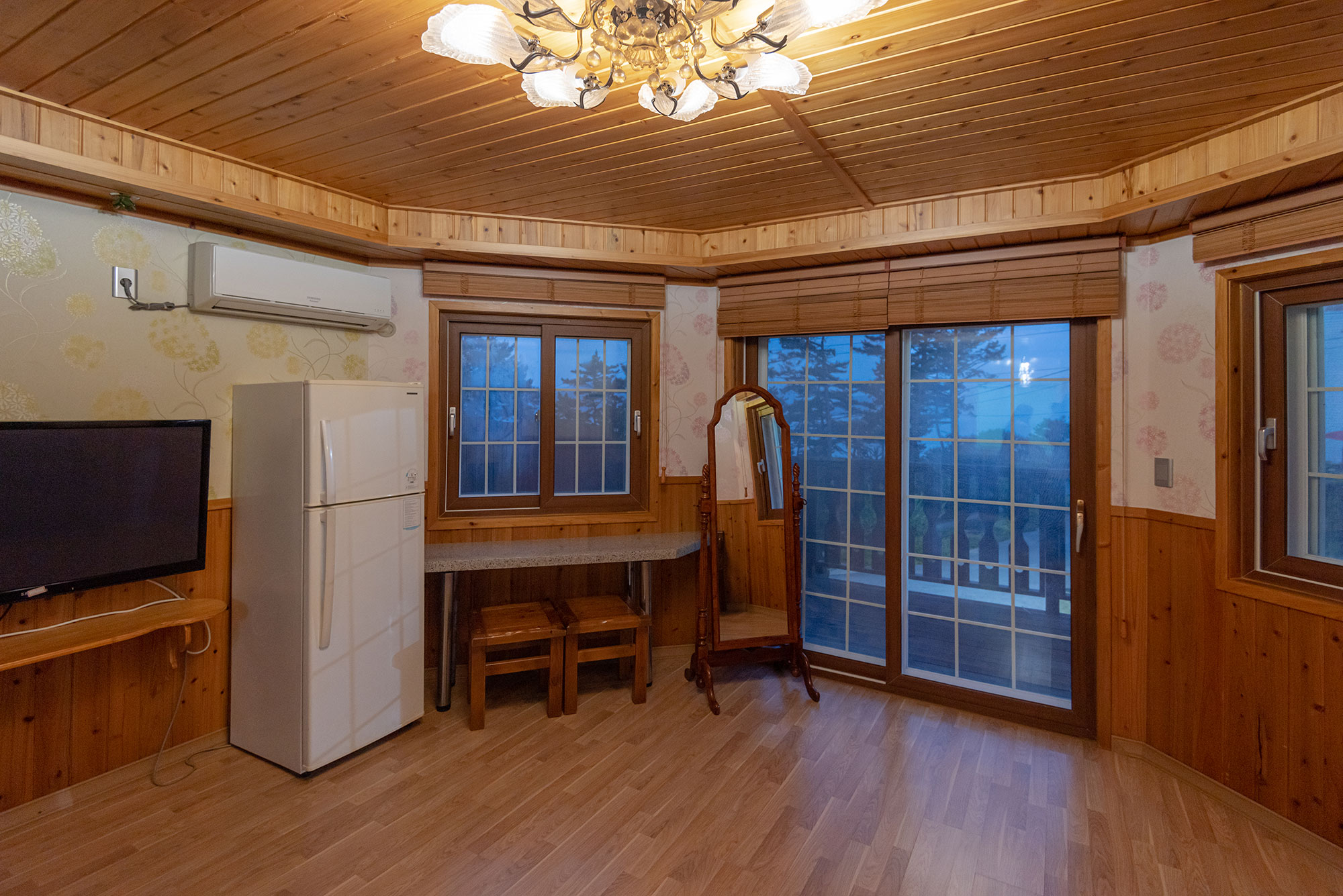 room detail thumbnail 1