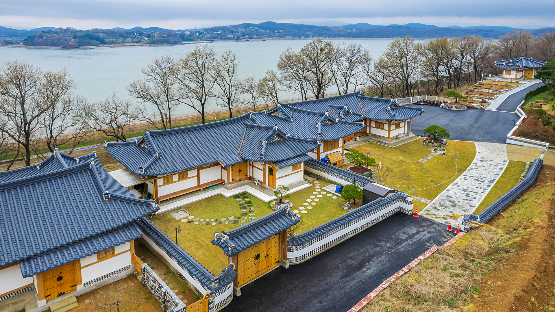 https://yaimg.yanolja.com/v5/2026/04/14/06/69dddbcca08441.18516300.jpg