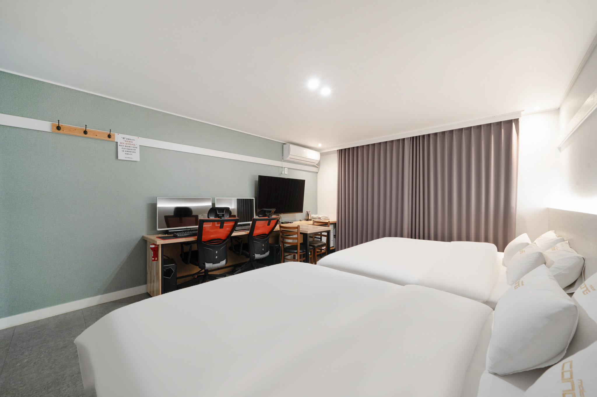 room detail thumbnail 2