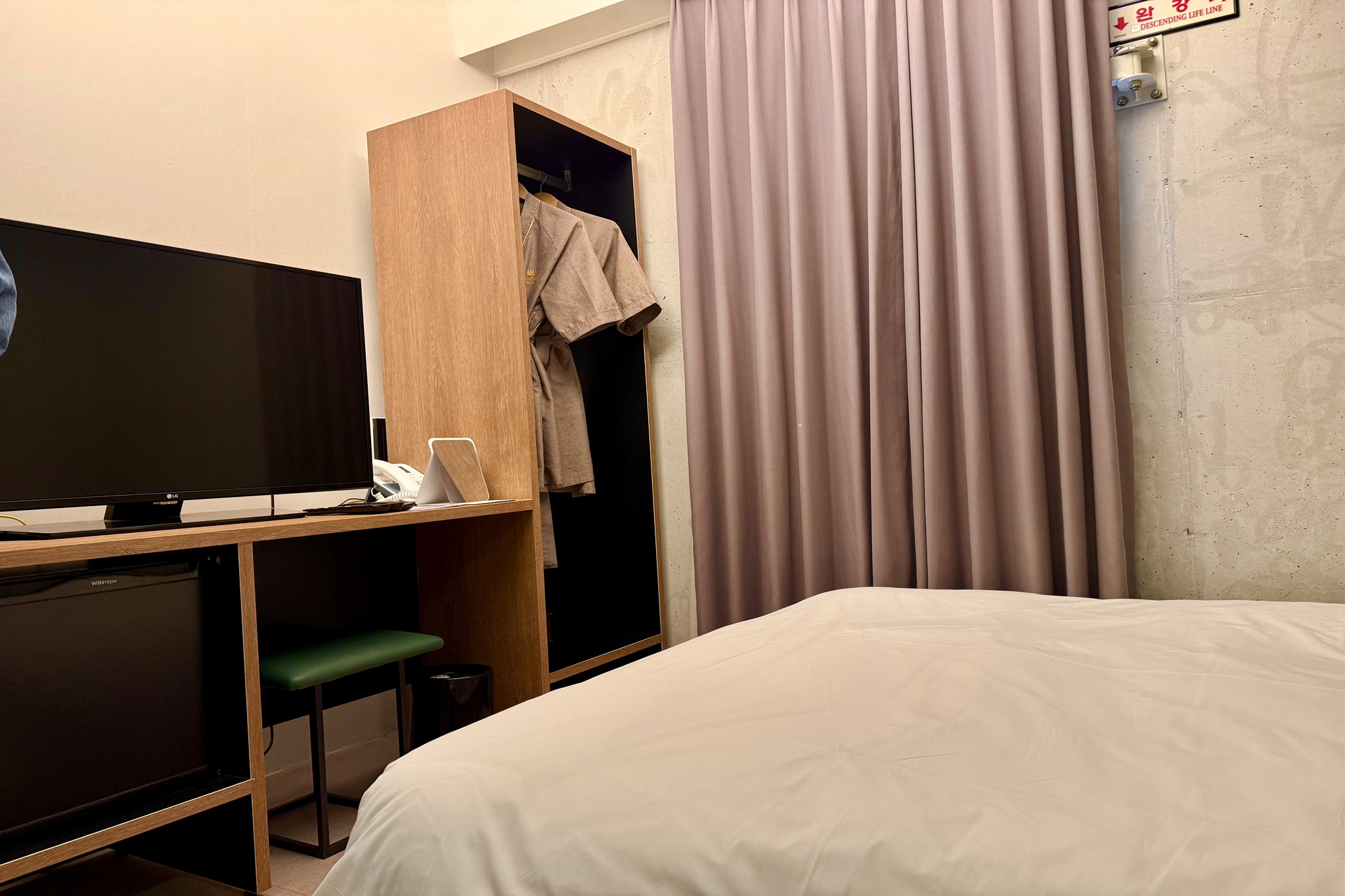 room detail thumbnail 2