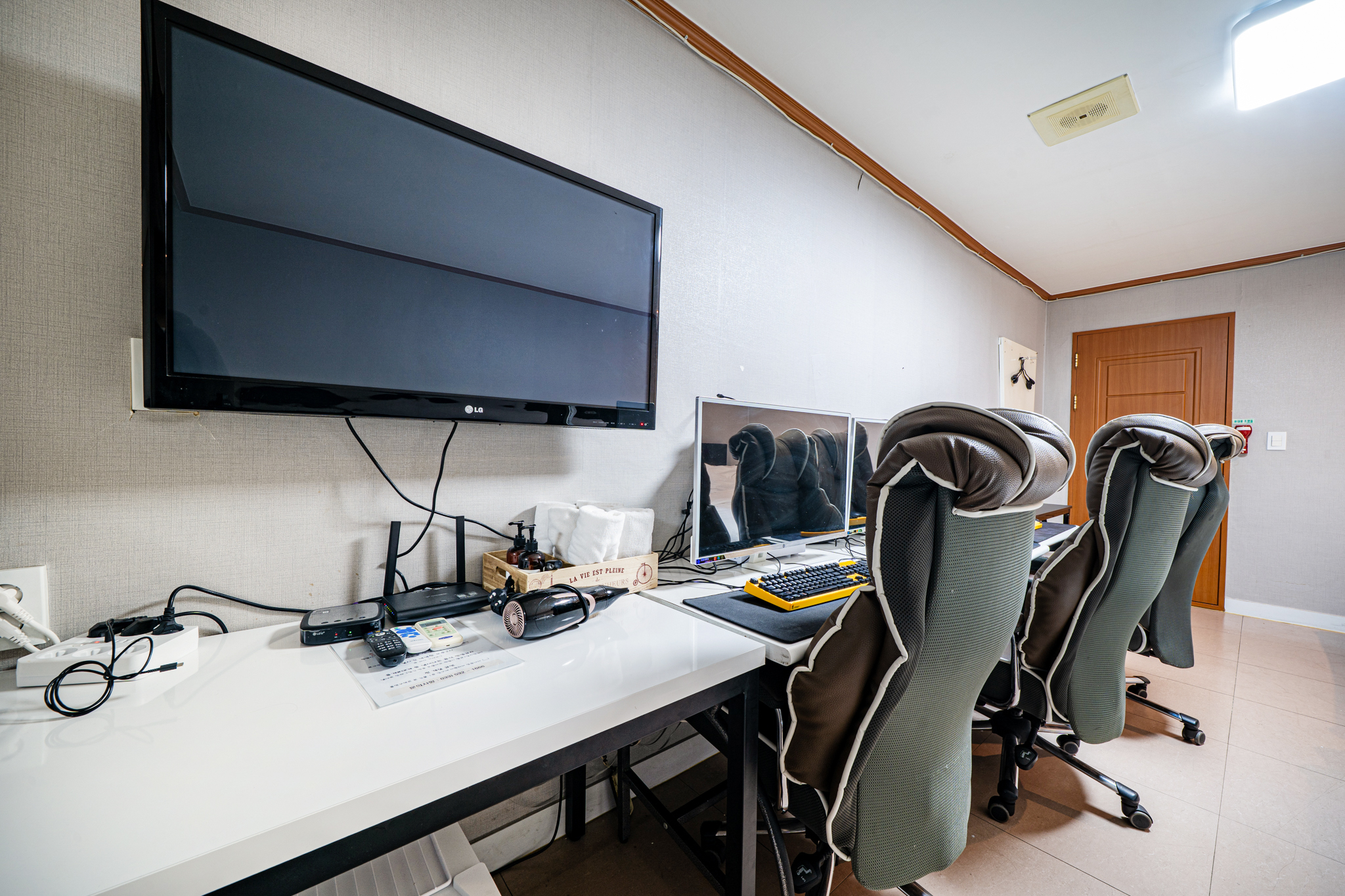 room detail thumbnail 1