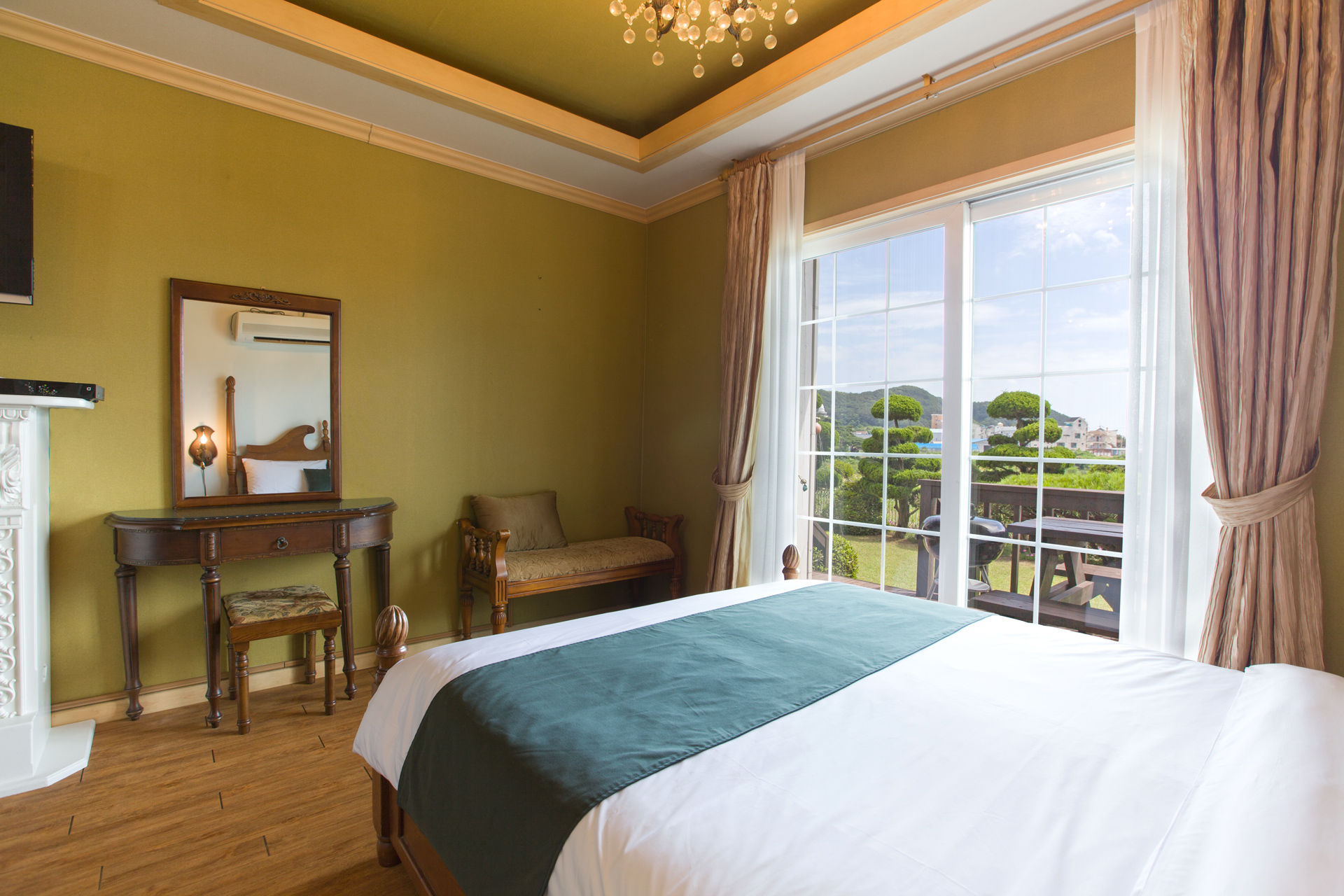 room detail thumbnail 2