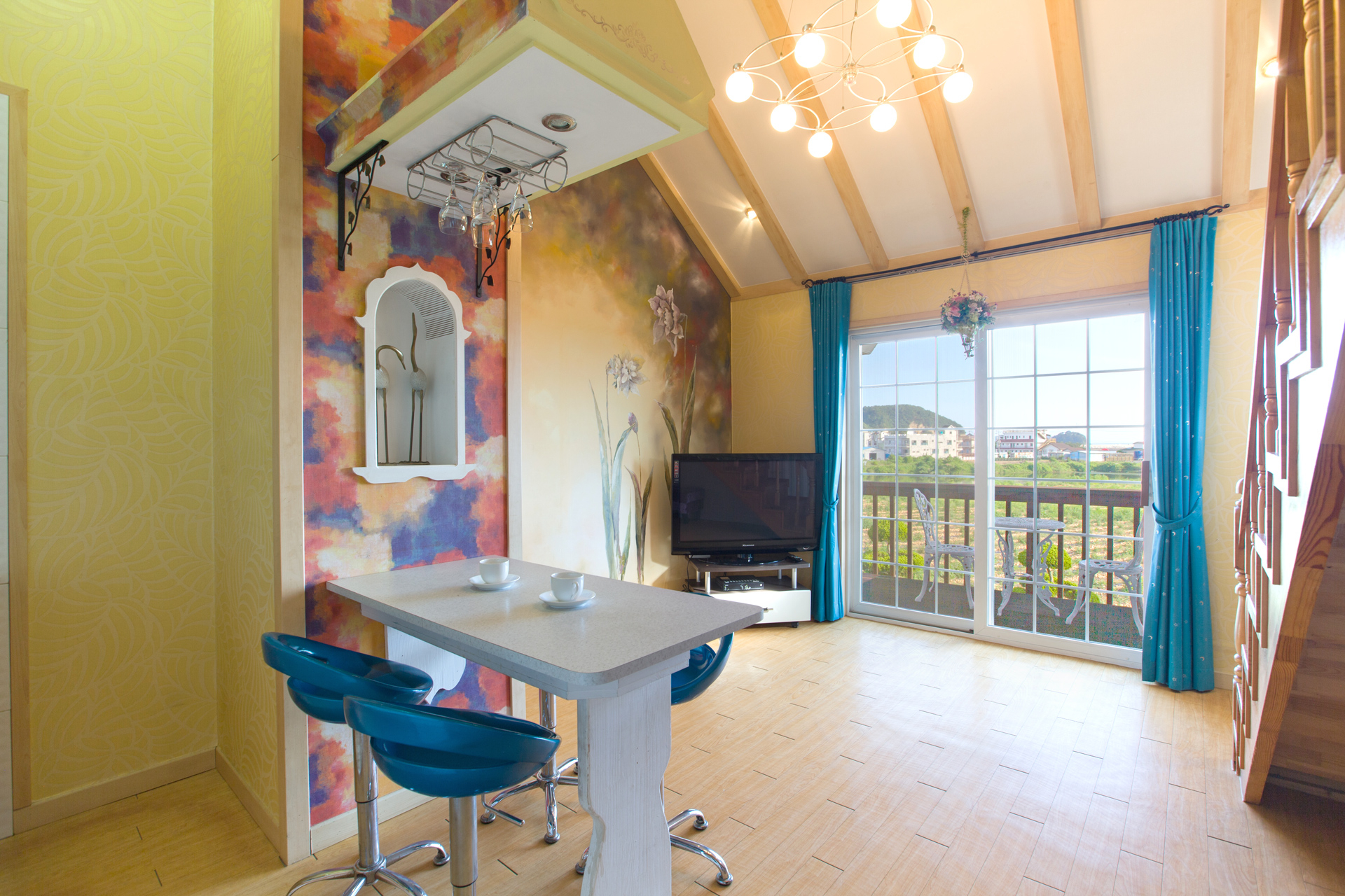 room detail thumbnail 2