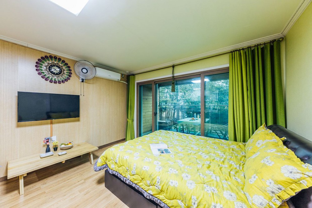 room detail thumbnail 2