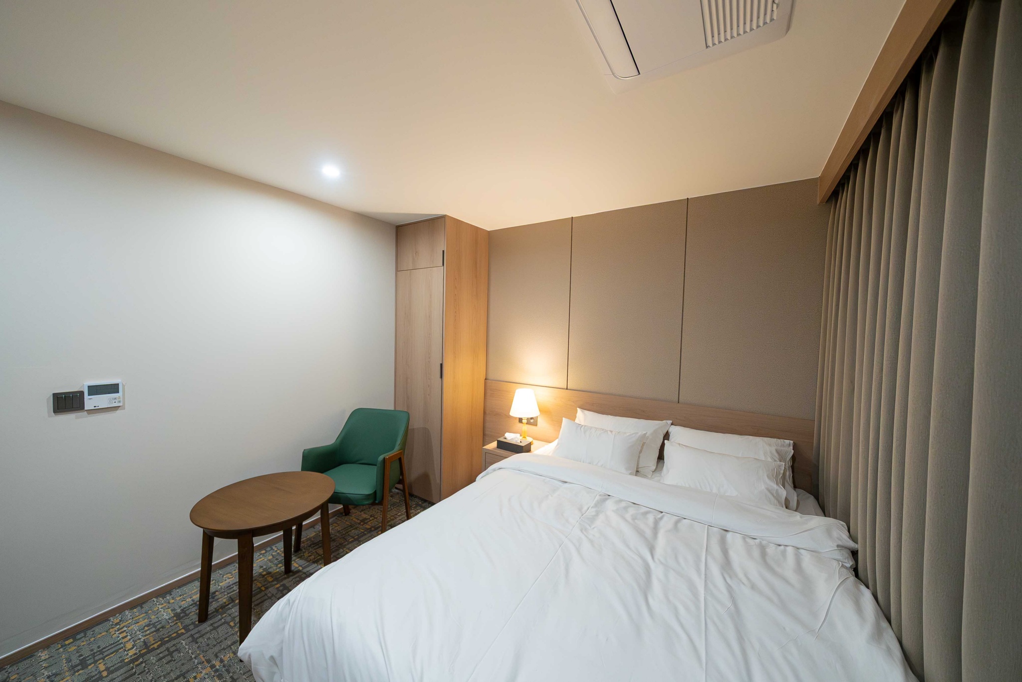 room detail thumbnail 2