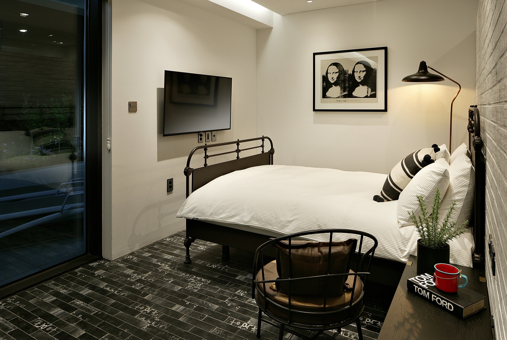 room detail thumbnail 1