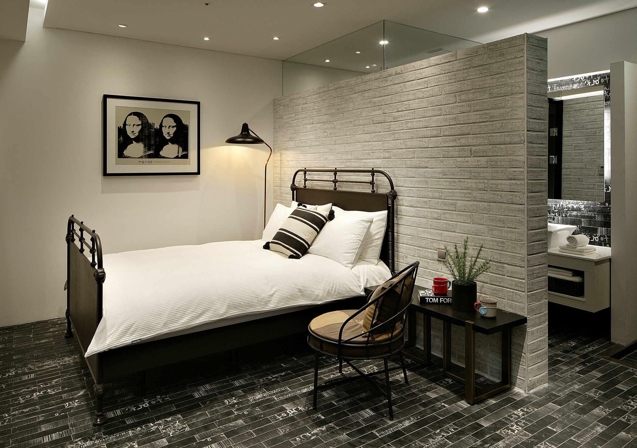 room detail thumbnail 2