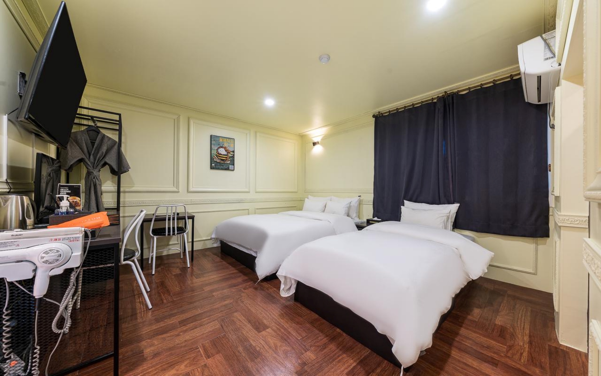 room detail thumbnail 2