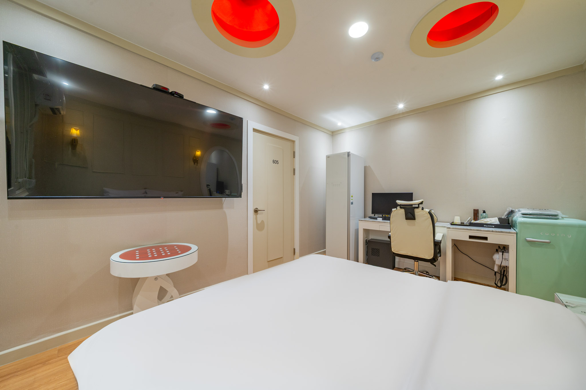 room detail thumbnail 2