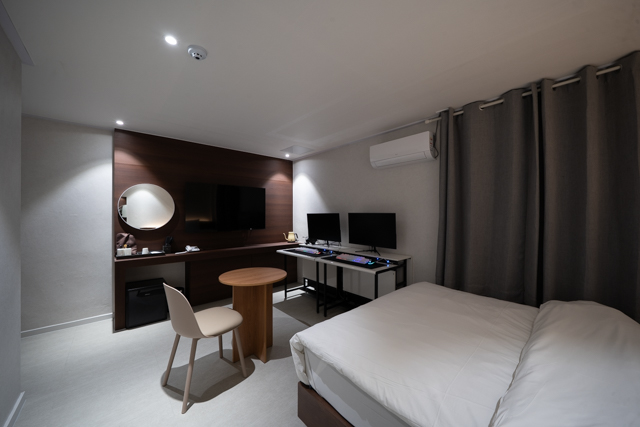 room detail thumbnail 2