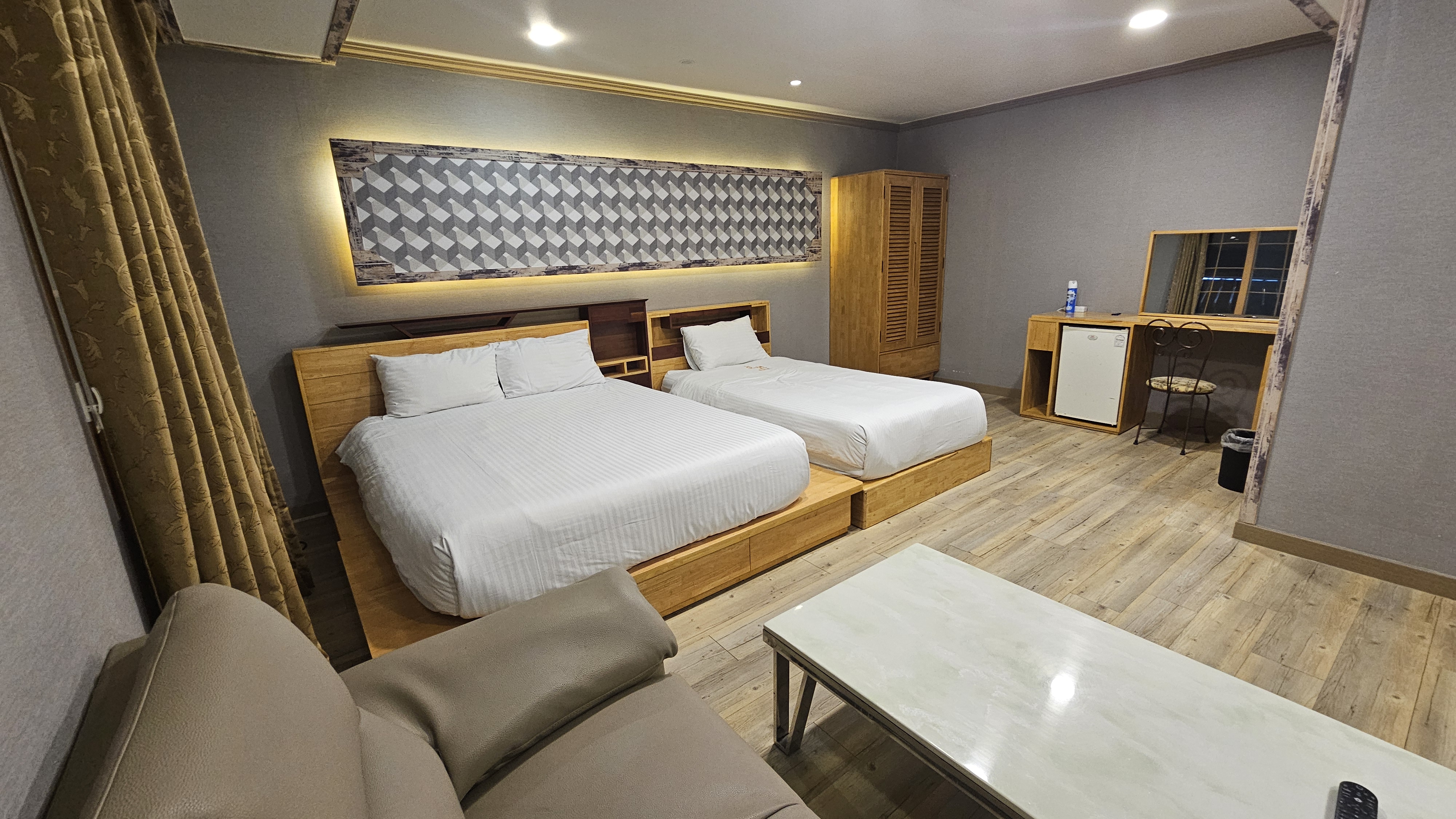 room detail thumbnail 1