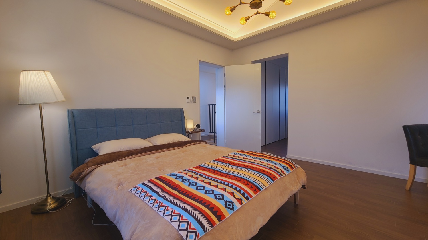 room detail thumbnail 2