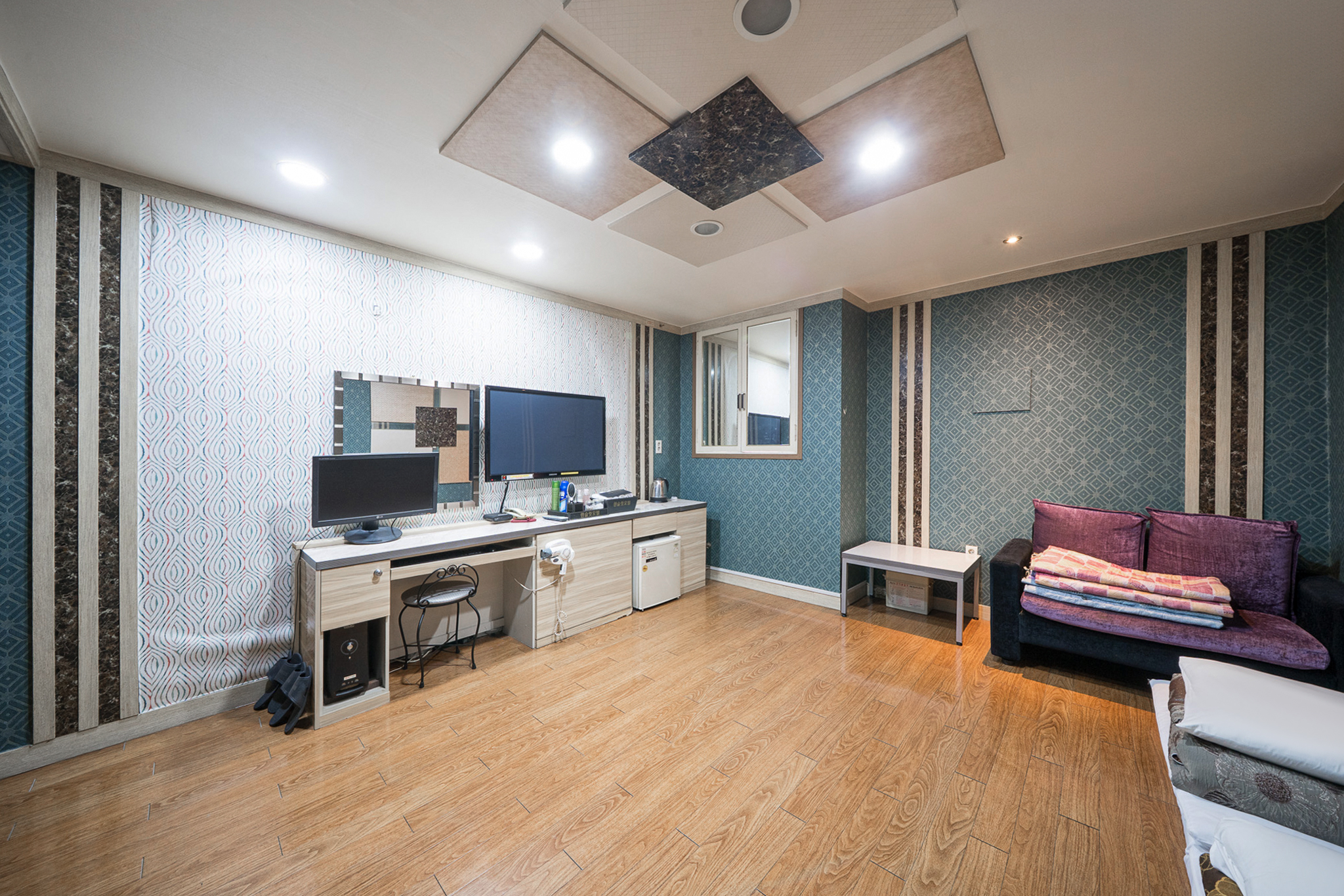 room detail thumbnail 2