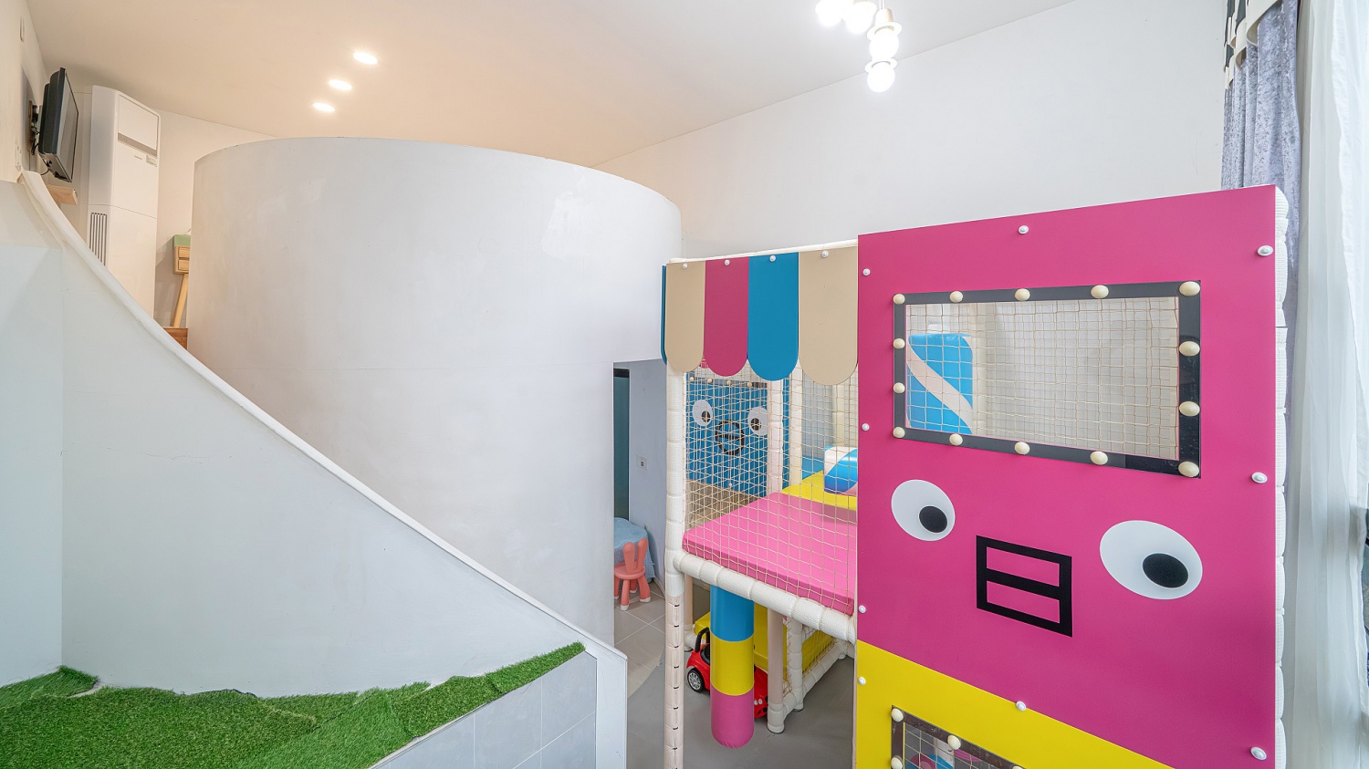 room detail thumbnail 2