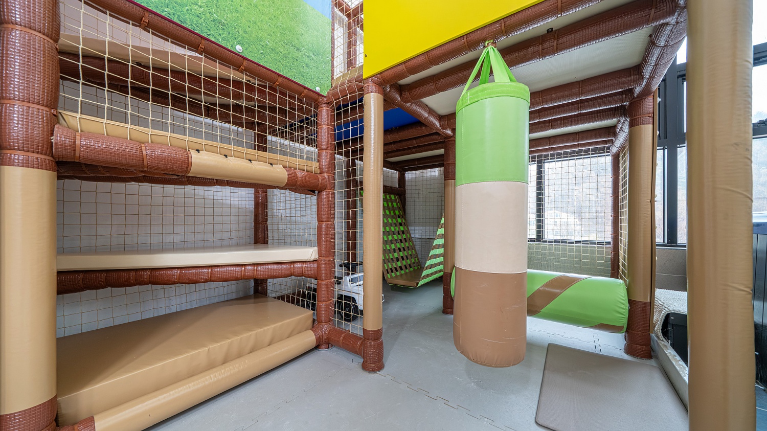 room detail thumbnail 2