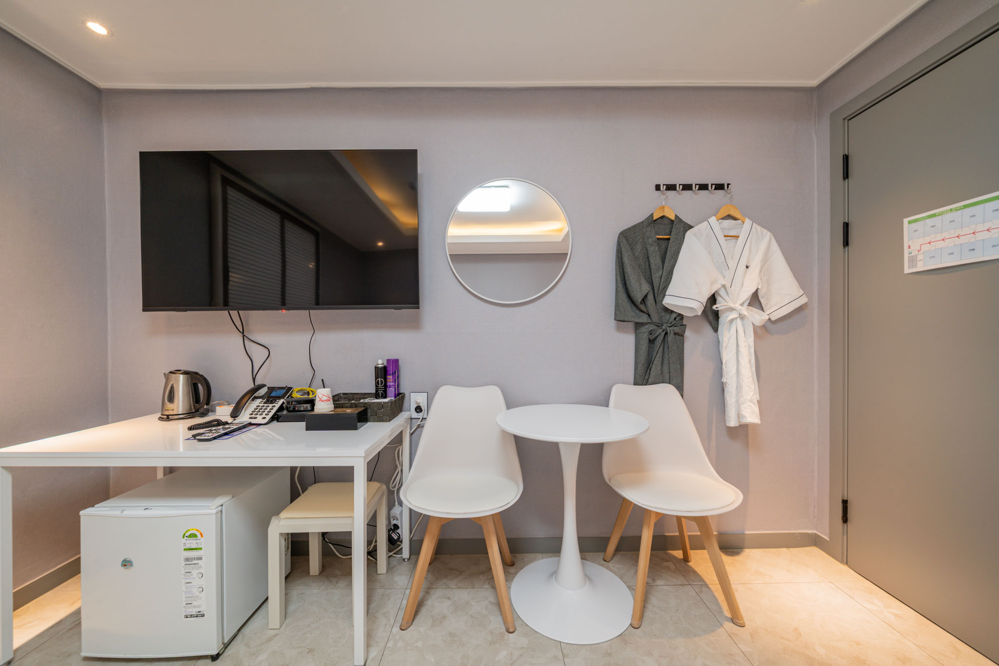 room detail thumbnail 2