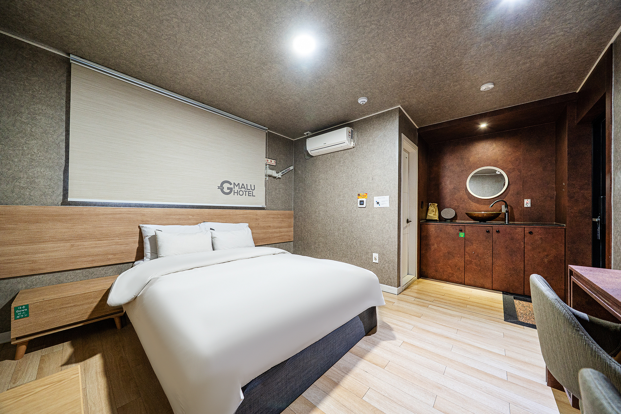 room detail thumbnail 2