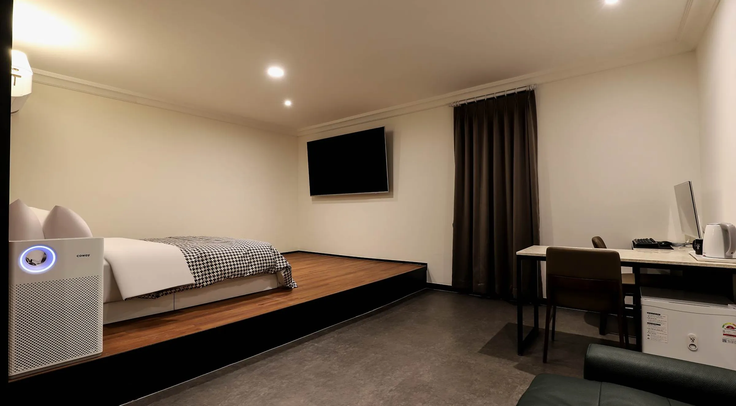 room detail thumbnail 1