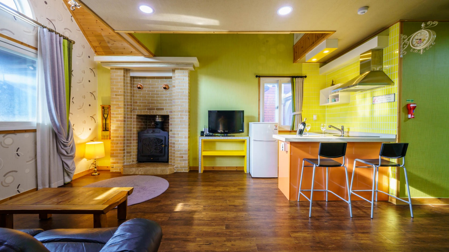 room detail thumbnail 2